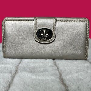 UC Silver Leather Coach Turn-lock long wallet
